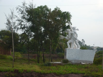 Những cảnh nực cười bên tượng đài chiến sĩ - 1