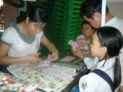 Tràn lan tiền giấy đồ chơi - 1 Tràn lan tiền giấy đồ chơi - 1