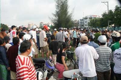 Phát hiện một tử thi trôi trên kênh Nhiêu Lộc - 2 Phát hiện một tử thi trôi trên kênh Nhiêu Lộc - 2