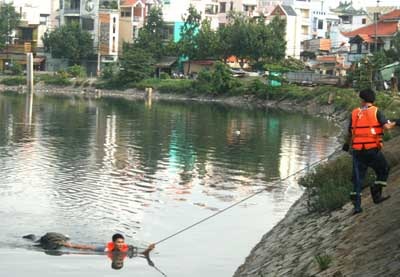 Phát hiện một tử thi trôi trên kênh Nhiêu Lộc - 1 Phát hiện một tử thi trôi trên kênh Nhiêu Lộc - 1