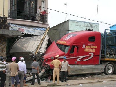 Xe phát hành báo bị hất lên lề đường, lái xe tử nạn - 1