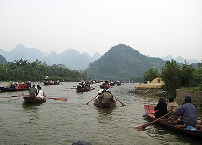 Chùa Hương đón hàng vạn du khách - 1