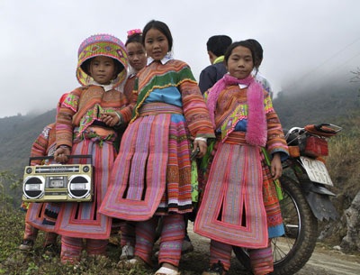 Thiếu nữ Mông xách đài đi chơi tết - 2