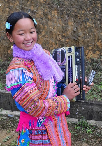 Thiếu nữ Mông xách đài đi chơi tết - 3