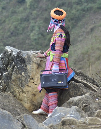 Thiếu nữ Mông xách đài đi chơi tết - 4