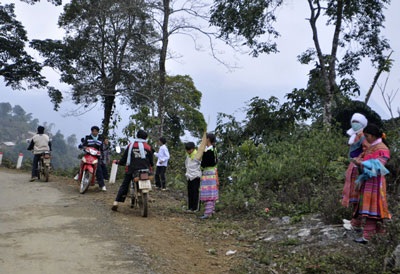 Thiếu nữ Mông xách đài đi chơi tết - 5