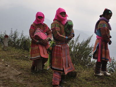 Thiếu nữ Mông xách đài đi chơi tết - 6