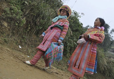 Thiếu nữ Mông xách đài đi chơi tết - 7