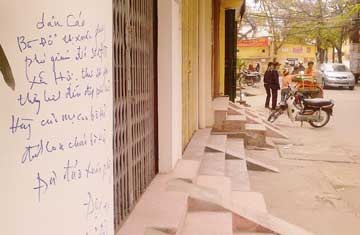 Viết bậy lên tường “khủng bố” một phó giám đốc sở - 1