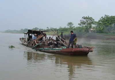 Phát hiện nhiều vụ trộm cát sông Hồng - 1