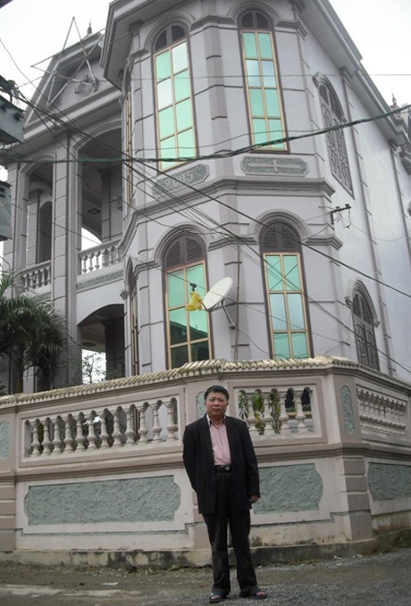 Làng nghèo thành tỉ phú nhờ “đi tây” - 3 Ông Hòe bên căn biệt thự của gia đình mình