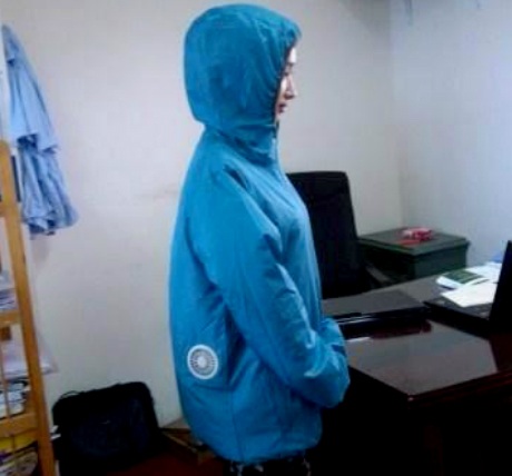 "Siêu áo" chống nắng gắn điều hòa giá bạc triệu - 2 Mỗi chiếc ào điều hòa này hoạt động được khoảng 5 - 7 tiếng khi sạc đầy pin