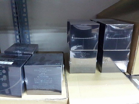 Phấn nền, kem dưỡng da Kanebo “hết đát” vẫn bán ra thị trường - 2 Hàng hết hạn sử dụng vẫn được bày bán công khai