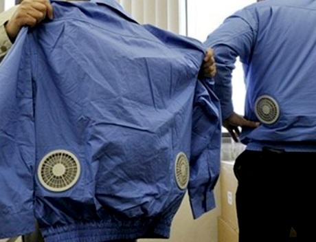 "Siêu áo" chống nắng gắn điều hòa giá bạc triệu - 1 Loại áo có gắn quạt thổi mát đang là cơn sốt trong thị trường hàng chống nóng năm nay