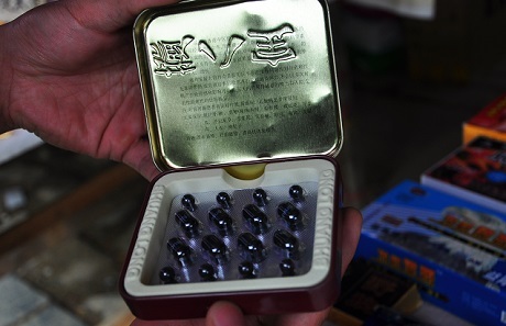 Một hộp mê dược phòng the dạng viên được bày bán tại chợ