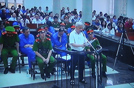 “Bầu” Kiên kêu cứu trước toà - 1 Bầu Kiên đứng trước toà đọc nội dung kêu cứu của mình