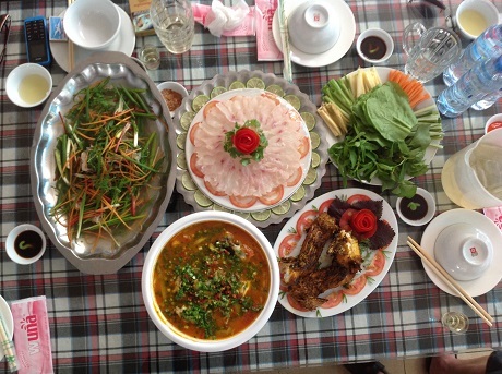 Cận cảnh đưa "cá thần" lên bàn nhậu - 5 Món cá thần sau khi được chế biến xong có giá khoảng 850.000 đồng/kg