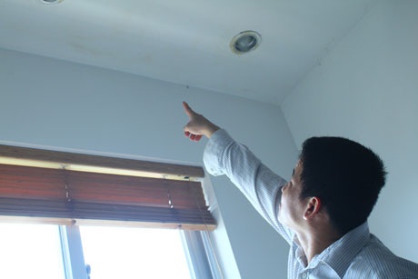 Chung cư Mipec: Nửa đêm phải lấy xô hứng nước mưa dột vào phòng ngủ - 1 Ngay bên ngoài phòng ngủ của anh Thanh là hệ thống đường ống dẫn nước của tòa chung cư Mipec.