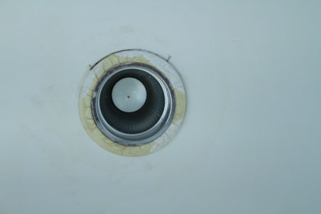 Chung cư Mipec: Nửa đêm phải lấy xô hứng nước mưa dột vào phòng ngủ - 3 Nước chảy qua hốc đèn lắp trên trần nhà rồi rơi xuống phòng ngủ.