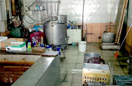 Phát hiện hàng nghìn que Kem Tràng Tiền “dởm” - 1 Bên trong cơ sở sản xuất kem Tràng Tiền giả