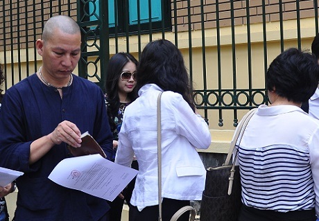 Người vợ xinh đẹp của "bầu" Kiên lặng lẽ trong phòng xử án - 1 Bà Lan (đeo kính) tới dự phiên tòa xét xử bầu Kiên cùng đồng phạm sáng nay (20/5)