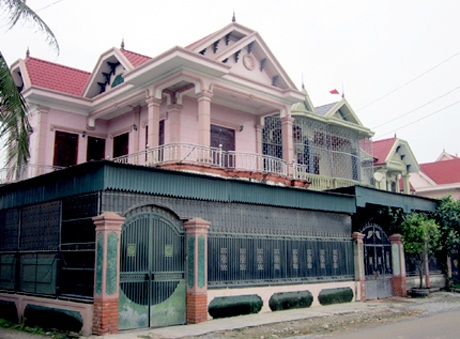 Làng tỉ phú đồng nát giàu nhất Việt Nam - 2 Từ những người nghèo đi thu gom phế liệu, dân làng ở Diễn Tháp đã trở thành tỉ phú sở hữu biệt thự.