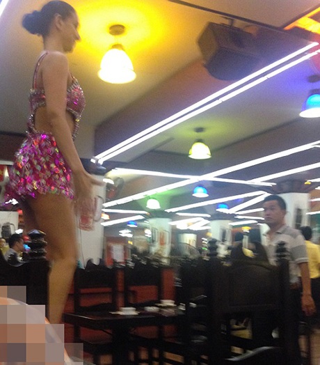 Màn biểu diễn độc đáo của vũ công nước ngoài ở quán bia