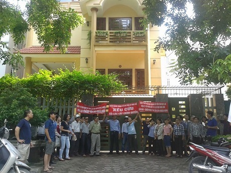 Vụ chung cư không phép thu trăm tỉ: Được "mở đường", vẫn thi gan - 1 Người dân kêu cứu khi chủ đầu tư của dự án chung cư 83 Ngọc Hồi biệt tích
