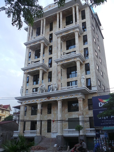 Sững sờ với “biệt thự đá” trăm tỷ tại Hà Nội - 1 Sự xuất hiện của toà biệt thự đá gây sự chú ý của nhiều người