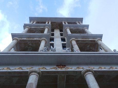 Sững sờ với “biệt thự đá” trăm tỷ tại Hà Nội - 8 Ngôi nhà được thiết kế nhiều cột đá theo phong cách của các đền thờ thần cổ xưa ở Hy Lạp