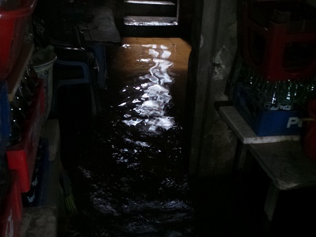 Hà Nội chỉ đạo “giải cứu” người dân B5 Giảng Võ khỏi nước cống - 1 Nước cống ngập trong nhà người dân