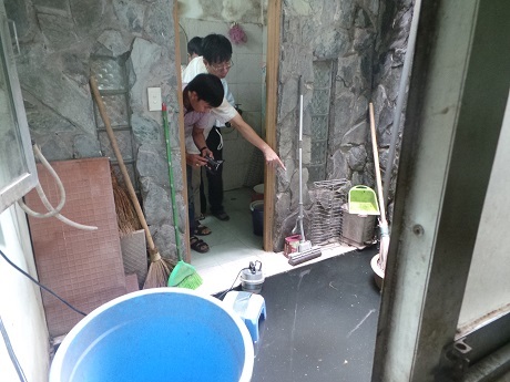 Dân khu tập thể B5 Giảng Võ khốn đốn vì nhà ngập nước cống - 3 Nhà anh Huy ở tầng 1 khu tập thể B5 nước ngập đầy phần bếp.