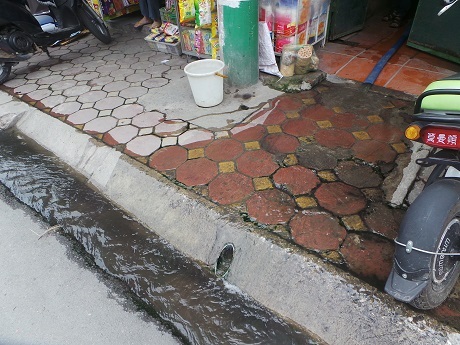 Dân khu tập thể B5 Giảng Võ khốn đốn vì nhà ngập nước cống - 4 Người dân dùng máy bơm để hút nước thối ra ngoài
