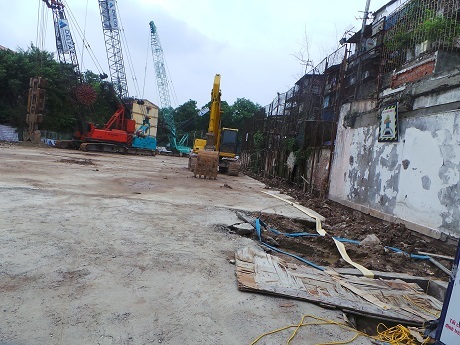 Dân khu tập thể B5 Giảng Võ khốn đốn vì nhà ngập nước cống - 5 Người dân dùng máy bơm để hút nước thối ra ngoài