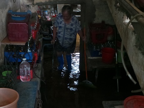 Dân khu tập thể B5 Giảng Võ khốn đốn vì nhà ngập nước cống - 2 Bà Nguyễn Thị Chung (70 tuổi) đi ủng lội bì bõm trong nhà