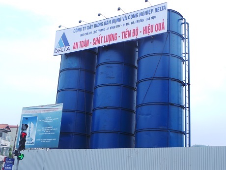 Dân khu tập thể B5 Giảng Võ khốn đốn vì nhà ngập nước cống - 6 Người dân dùng máy bơm để hút nước thối ra ngoài