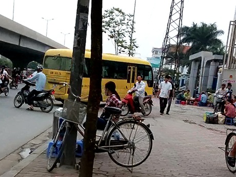 Bến xe ngầm giữa lòng Hà Nội: Treo biển "cấm đón khách" vẫn... đón khách - 2 Hàng trăm xe dù thực hiện đón, trả khách tại khu đất 18 Phạm Hùng