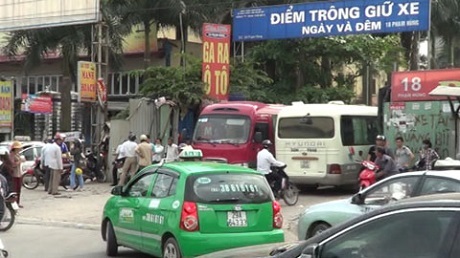 Vụ bến xe ngầm ở Hà Nội: Lộ nhiều đơn vị trông xe trái phép trên đất "vàng" - 1 Lực lượng thanh tra sở GTVT tiến hành xử phạt bến xe ngầm hoạt động sát vách bến xe Mỹ Đình