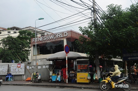 Hà Nội: Dự án cống hoá biến tướng thành nhà hàng và… họp chợ - 8 Phần đất thuộc dự án cống hoá mương thoát nước còn biến thành nơi họp chợ vào buổi sáng và chiều