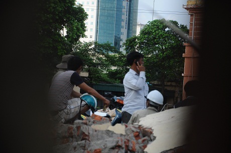 Dự án "giá sốc" của FLC dễ thành điểm nghẽn giao thông - 7 Máy xúc đang ltiến hành phá dỡ công trình cũ tại khu đất dự án