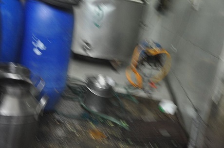 Các thùng đựng sữa đặt trên sàn bê tông bẩn thỉu, nhếch nhách