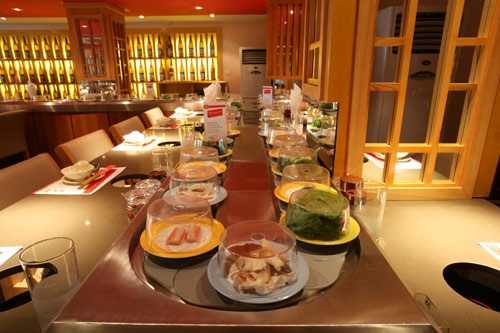 Lẩu băng chuyền Kichi Kichi dùng thực phẩm hết "đát" - 1 Khu lẩu băng chuyền của một nhà hàng trong hệ thống Kichi Kichi