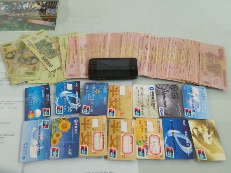 Số thẻ giả của tội phạm dùng để rút tiền của các ngân hàng