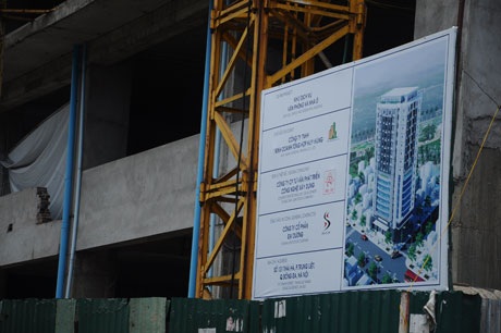 Tòa chung cư cao cấp bỏ hoang trên đất vàng Hà Nội - 3 Tấm biển quảng cáo về hình ảnh tòa nhà khi xây dựng xong