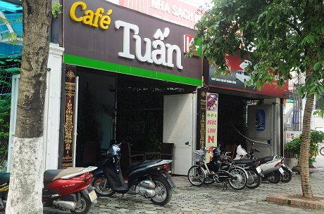 Hà Nội: Dự án cống hoá biến tướng thành nhà hàng và… họp chợ - 3 Quán cà phê, nội thất ô tô kinh doanh trái phép trên diện tích dùng làm nhà đỗ xe