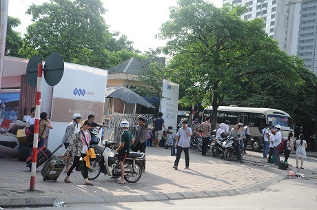 Dự án "giá sốc" của FLC dễ thành điểm nghẽn giao thông - 8 Máy xúc đang ltiến hành phá dỡ công trình cũ tại khu đất dự án