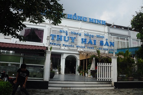 Hà Nội: Dự án cống hoá biến tướng thành nhà hàng và… họp chợ - 2 Nhà hàng Hải Sản chiếm một mặt tiền lớn tại khu dự án