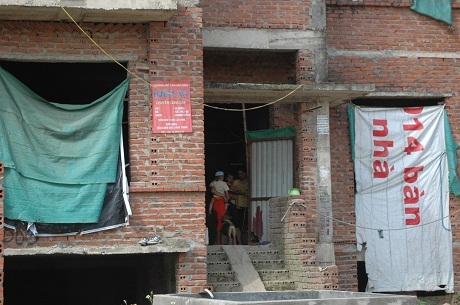 Biệt thự nhiều tỉ thành "đại bản doanh" hút chích, vô gia cư - 6 Bỏ hoang lâu ngày, dãy nhà này trở thành nơi sống tạm của người vô gia cư