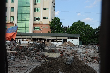 Dự án "giá sốc" của FLC dễ thành điểm nghẽn giao thông - 6 Máy xúc đang ltiến hành phá dỡ công trình cũ tại khu đất dự án