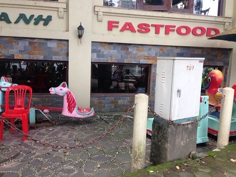 Cận cảnh nhà hàng như cung điện trong vườn thú Thủ Lệ - 3 Bên ngoài nhà hàng còn một số vật dụng vui chơi dành cho trẻ em vào vườn thú Thủ Lệ vui chơi